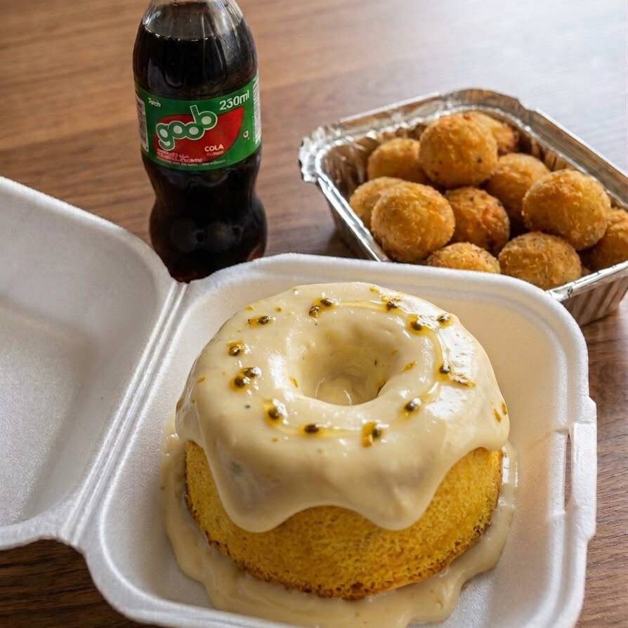 Bolo mini vulcão de Ninho com maracujá, unindo o cremoso e o azedinho na medida certa, acompanhado de 10 minis salgados + 1 refrigerante Mini Goob.