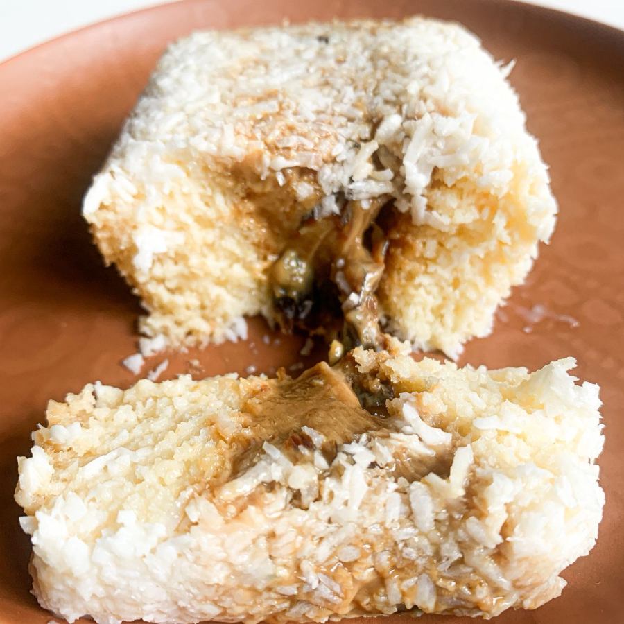 Bolo molhadinho com calda de coco, recheado com doce de Leite Moça cozido e compota de ameixa com toque de rum. Passado no coco! Aprox 160g