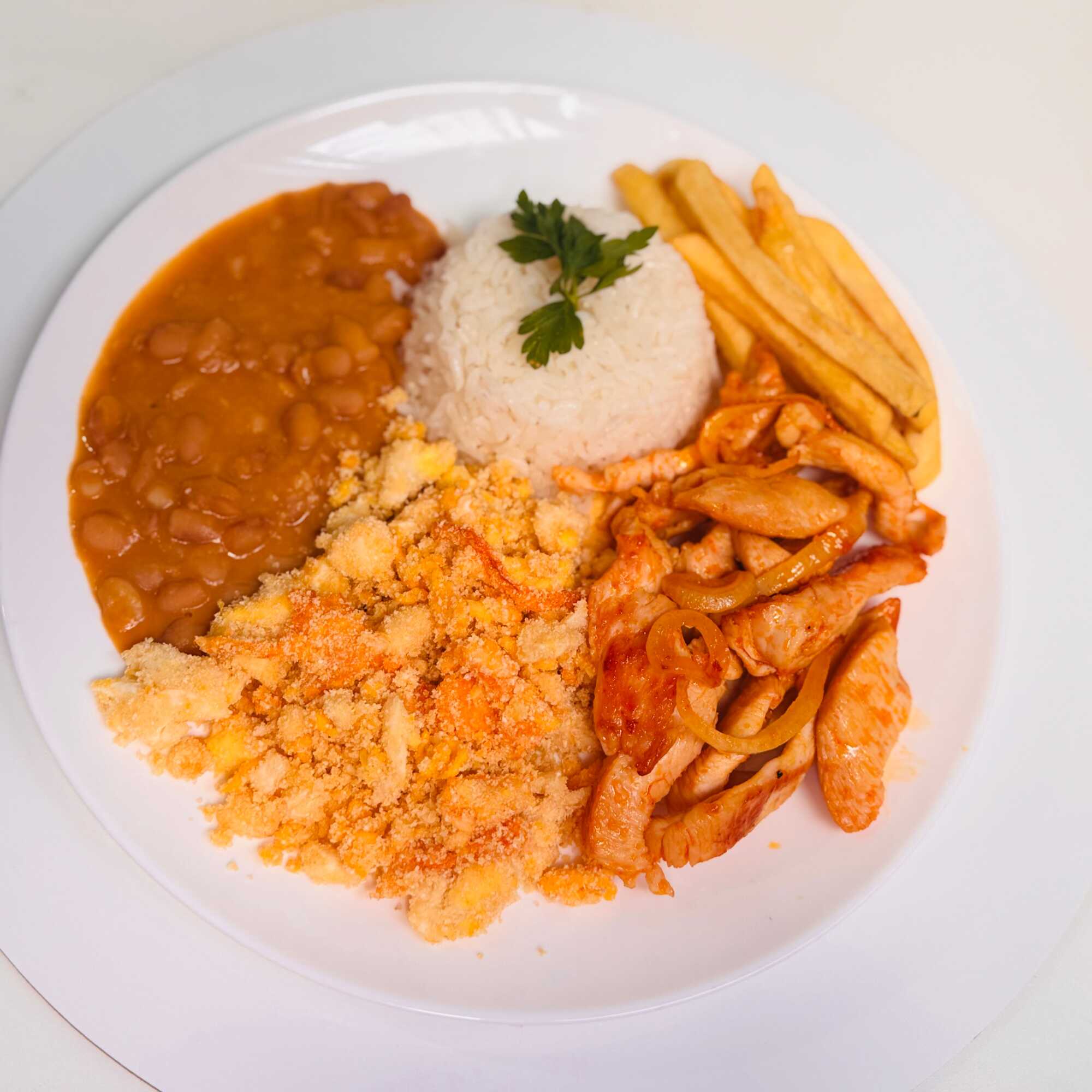 Suculento frango grelhado acebolado, acompanhado de arroz soltinho, feijão cremoso, farofa crocante e batata frita dourada. Uma combinação clássica, saborosa e bem servida!
.
.
--------tgs---------
Comida Caseira, Almoço Completo, Frango Grelhado, Marmita, Comida Brasileira