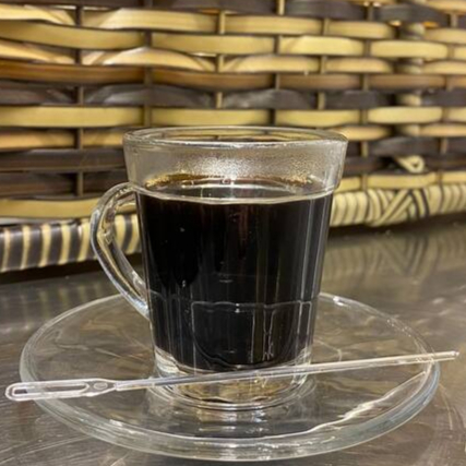 Simples, bom e direto ao ponto: café coado na hora, do jeitinho que o brasileiro gosta. Ideal pra quem quer começar o Dia com energia e sabor de padaria de verdade. Serve 1 pessoa.