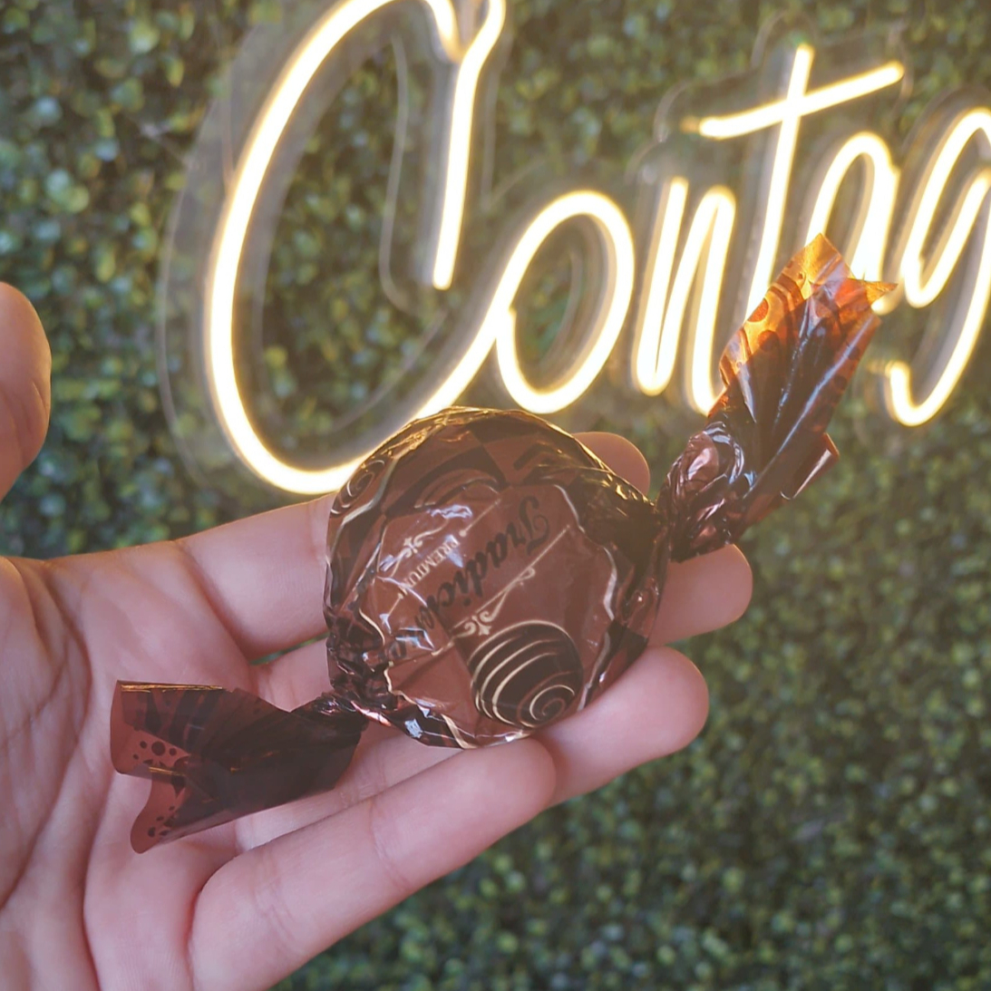 Bombom de chocolate meio amargo, recheado com brigadeiro 50% Peso aproximado 35g.