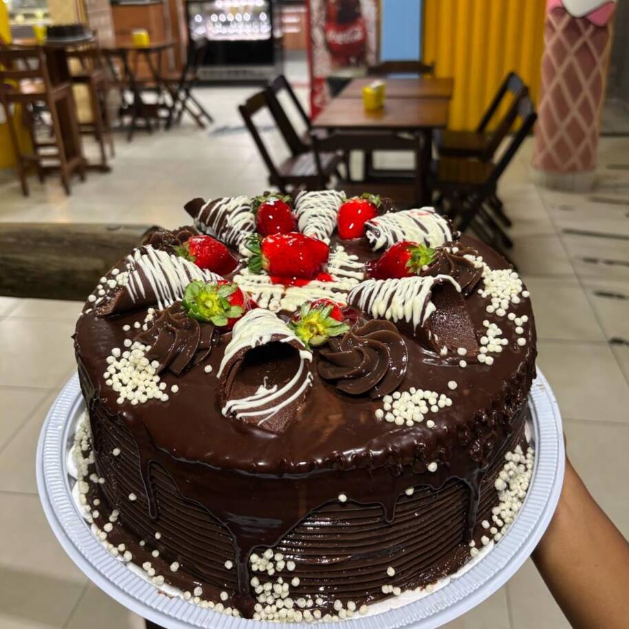 Torta doce, com recheio de chocolate com trufa de morango
