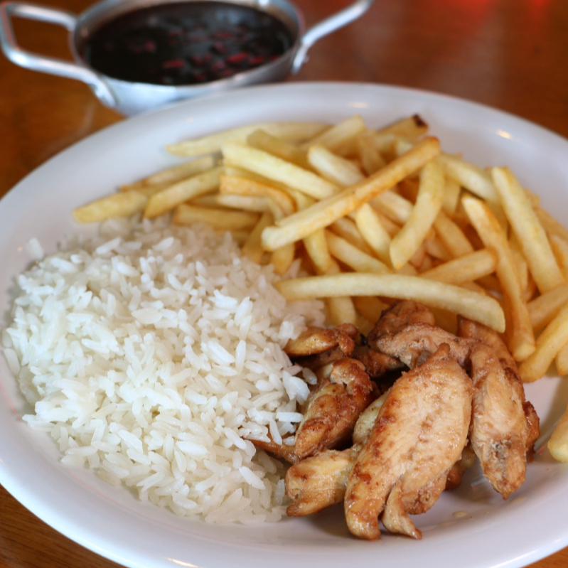 Feijão, arroz, franguinho e batata frita.