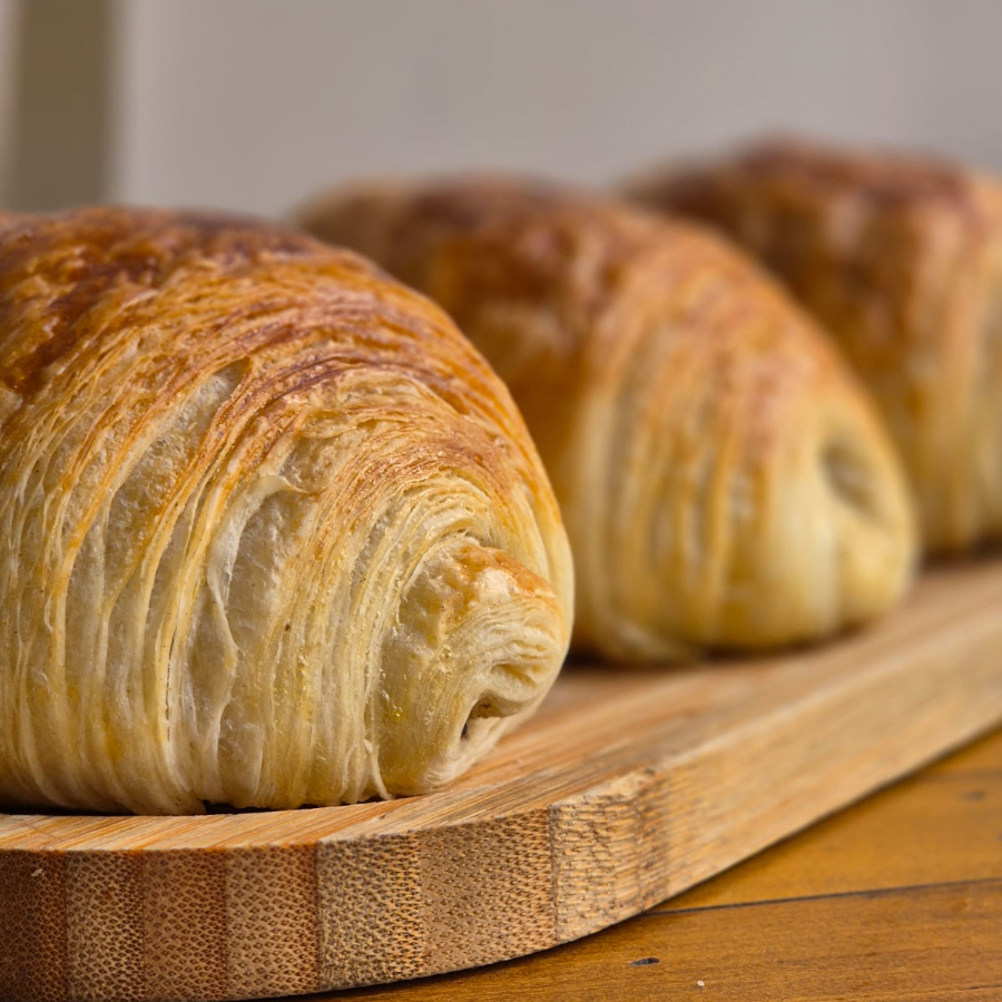 Massa do croissant, recheado com delicados palitos de chocolate meio amargo.