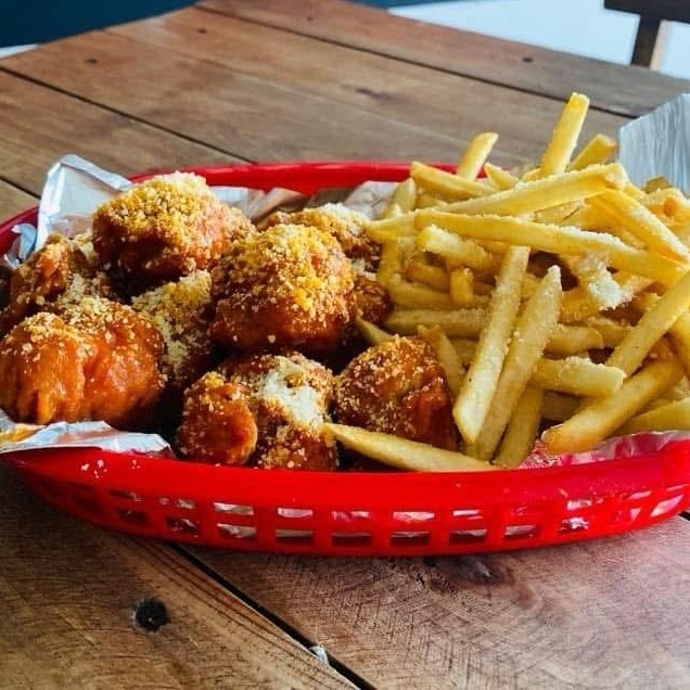 Boneless 26 Pzs (2 salsas a Elegir y 2 Aderezos)