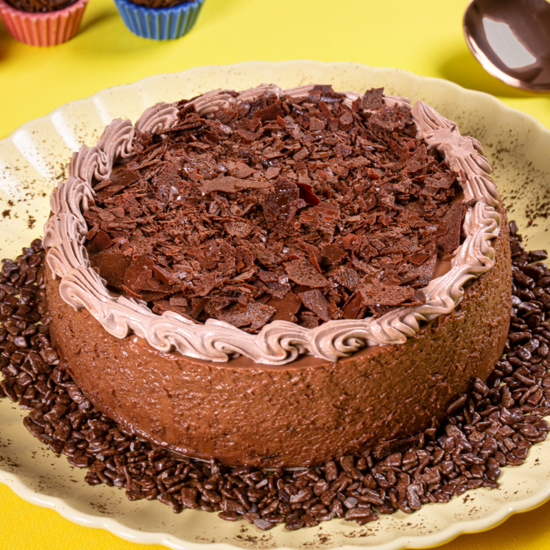 Fina camada de pão de ló de chocolate, com delicioso mousse de chocolate meio amargo e levemente aerado, e por fim, decorado com raspas de chocolate ao Leite e chantilly. Serve de 4 a 6 pessoas. - Importante: atendendo às melhores práticas de confeitaria, nosso produto é mantido semicongelado para maior frescor e qualidade.