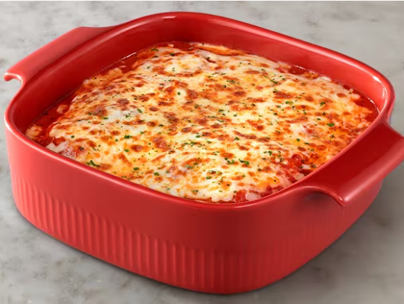 Lasagna de massa fresca preparada à mão em nossa cozinha, montada em camadas com carne bovina e suína, mix de queijos ricotta, parmesão Faixa Azul e mozzarella, e nosso molho pomodoro.