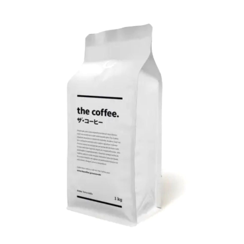 Pacote de 1kg ou 4 pacotes de 250g, totalizando 1kg (conforme disponibilidade de estoque). Café em grãos. Arábica, especial acima de 82 pontos. Mesmo grão utilizado em toda a rede mundial da The Coffee. Originário de Carmo de Minas/MG, na fazenda que detém o recorde mundial desde 2005, de café com maior pontuação de qualidade e sabor.