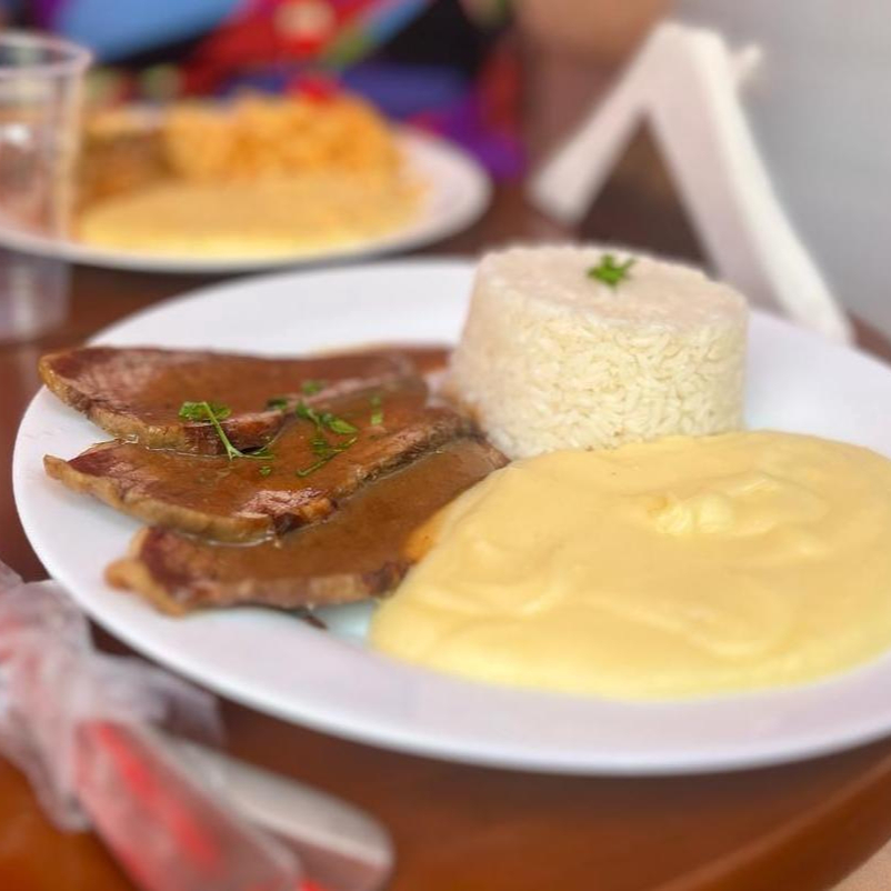 maminha ao molho madeira acompanhado de arroz e purê