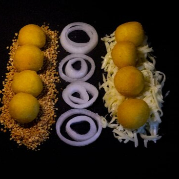 Delicie-se com nossas irresistíveis 'Bolinhas de Queijo com Alho Frito - 10 unidades'. Cada bolinha é cuidadosamente preparada com um queijo de sabor inconfundível, envolvida em uma massa leve e crocante. O toque final fica por conta do alho frito, que adiciona uma camada extra de sabor e crocância. Perfeito para quem aprecia a combinação de queijo e alho, este petisco faz parte da nossa categoria '15 Salgados Fritos' e é ideal para compartilhar em momentos especiais. Experimente e se apaixone!