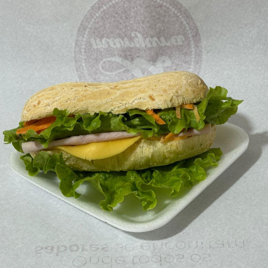 Baguetinha, recheio de mortadela e queijo prato e alface