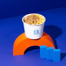 Mingau de aveia, mix de especiarias e 1 scoop de whey. Você que escolhe o sabor do whey protein que dará a base do sabor! Complemente com toppings *Sugestão: whey de caramelo e adição de toppings como banana, canela e creme branco proteico