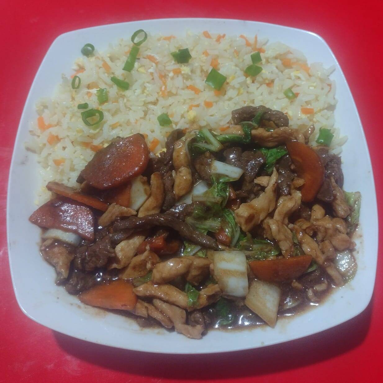 Carne, frango e legumes ao molho shoyu com arroz chop suey.