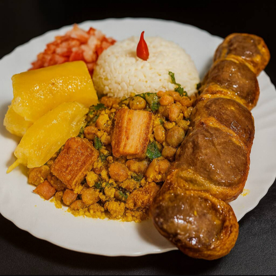 Arroz , feijao tropeiro , vinagrete e mandioca + espetos