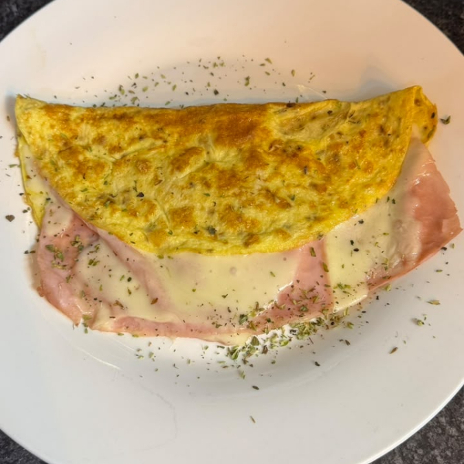 2 ovos ,oregano,sal presunto e queijo