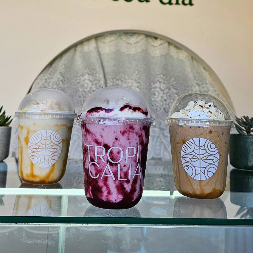 Delicioso e refrescante Frappe feito com geleia artesanal de frutas vermelhas, gelo, leite e chantily.