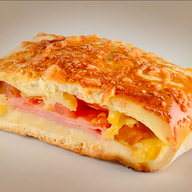 Massa folhada especial com recheio de queijo e presunto, peso aproximado 180gr. serve uma pessoa