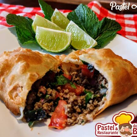 Um delicioso pastel de massa caseira com carne moída temperada com salsinha e cebola roxa, hortelã e um toque de limão!