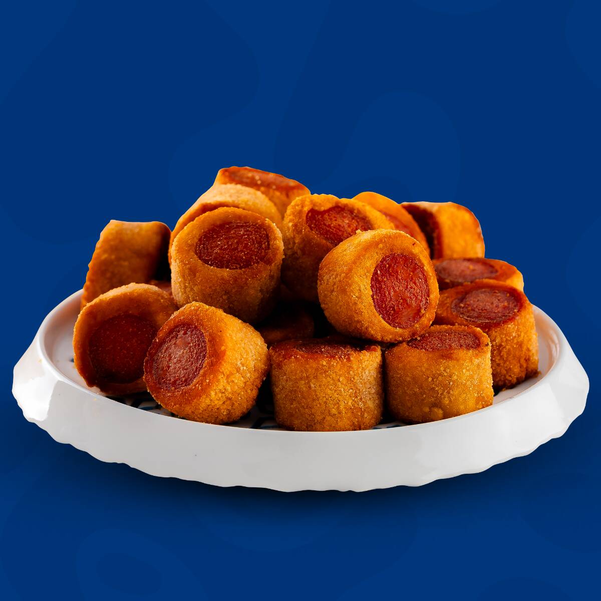 Nosso Empanado de Salsicha é o petisco que agrada a todos. Massa dourada e crocante por fora, com recheio simples e delicioso por dentro. Uma verdadeira lembrança da infância.