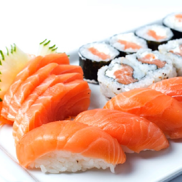 8 sashimis de salmão 4 uramaki de salmão Filadélfia 6 hossomaki de salmão 4 Joy de salmão 10 hot roll variados