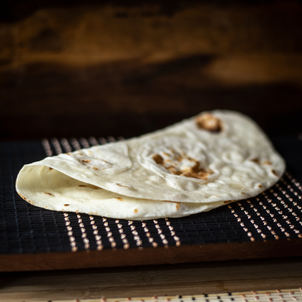Pão artesanal de massa leve, ideal para acompanhar pastas e saladas.