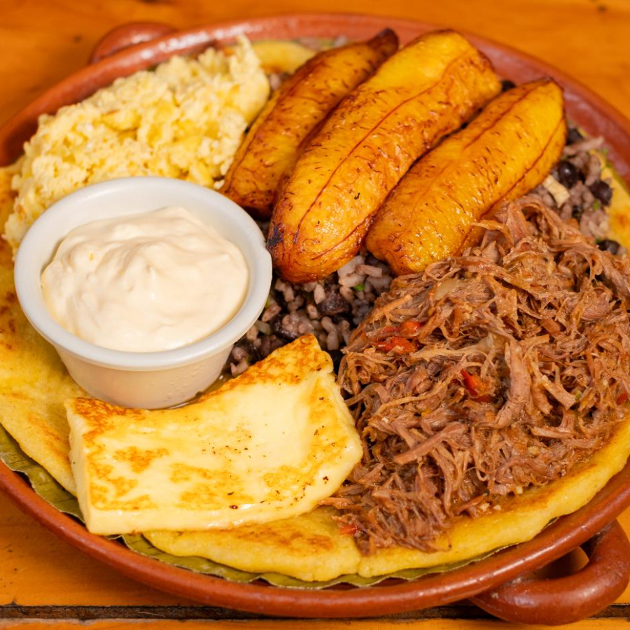 Pintortilla con Carne Mechada