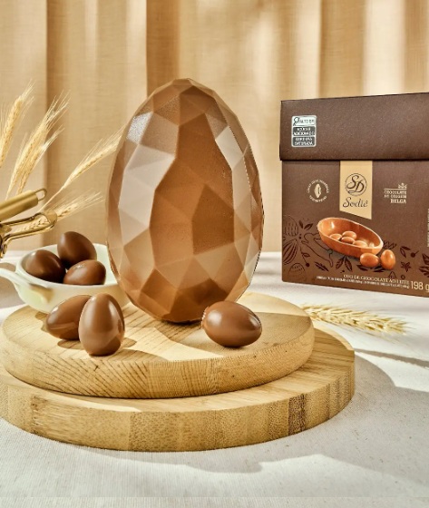 A Páscoa fica ainda mais deliciosa com o sabor inconfundível da Sodiê Doces! Nosso Ovo de Páscoa ao leite de 150g, feito com chocolate cremoso e de alta qualidade, vem acompanhado de ovinhos de chocolate ao leite (48g) para deixar a experiência ainda mais especial.