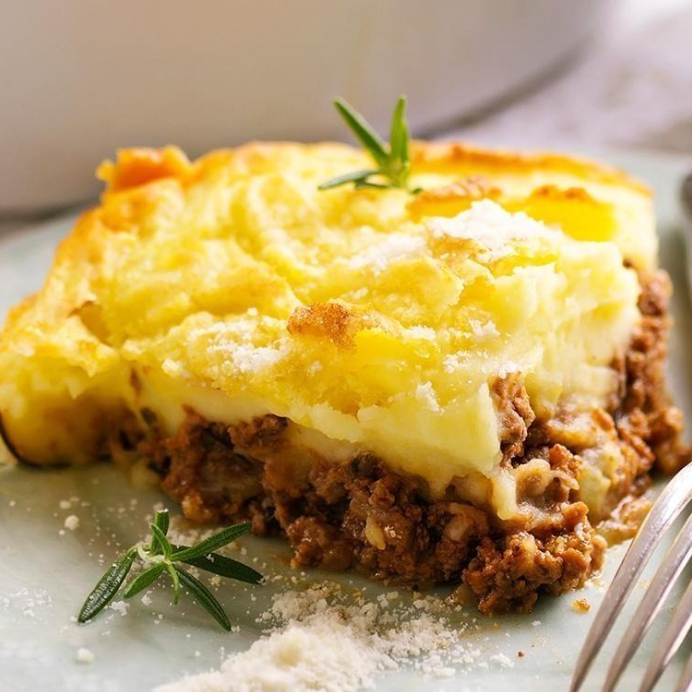 Escondidinho à bolonhesa com batata palha , arroz e feijão