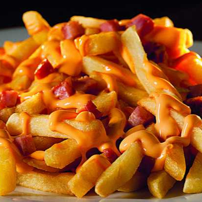 ( Aproximadamente 550g de Batata Frita Turbinada com Muito Bacon, Calabresa,4 Ovos de codorna e Cheddar )
