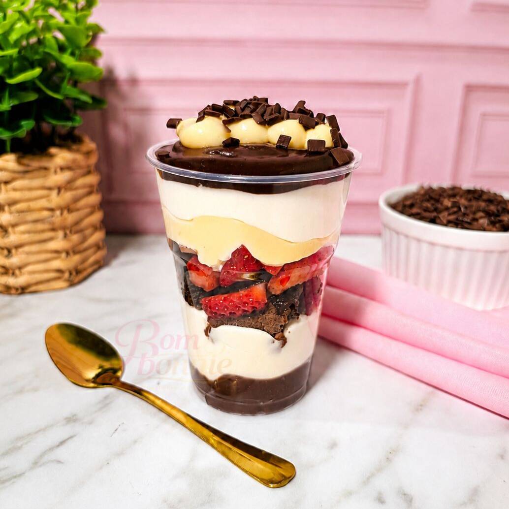 Tenha a felicidade na palma da mão com nosso irresistível Copo da Felicidade Sedução de Dois Amores com Morango! Em um copo de aproximadamente 250g, você vai se deliciar com uma combinação perfeita de mousse de Ninho, brigadeiro cremoso branco, brigadeiro de chocolate 50%, morangos frescos picados e brownie. Experimente essa sensação única e encante-se! . Serve até 1 pessoa. Peso aprox.: 250g