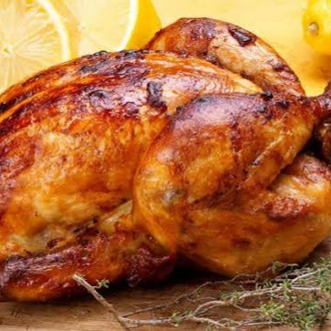 Galeto assado e marinado para ficar macio, suculento e cheio de sabor. O galeto é uma ave menor que o frango tradicional, com carne delicada e porção mais compacta, ideal para quem busca uma refeição saborosa sem exagero. Assado até dourar, preservando a suculência e o sabor do tempero.