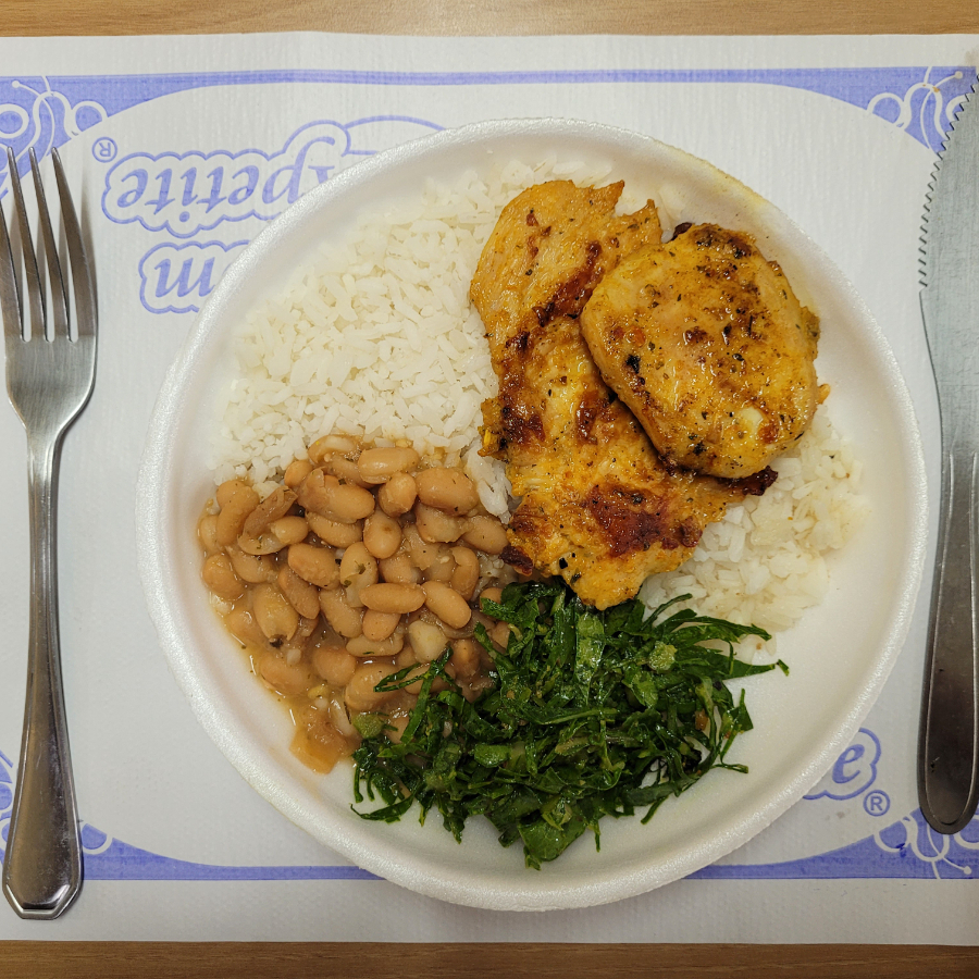 Arroz, feijão, couve e filé de frango