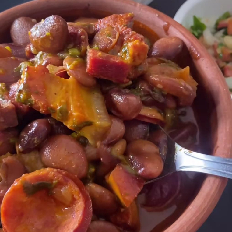 Deliciosa fava com charque, bacon e calabresa, acompanhada de arroz e farofa.