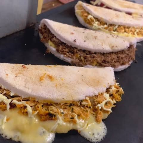 Perfeito para compartilhar! Escolha 3 tapiocas deliciosas, preparadas na hora com recheios irresistíveis, acompanhadas de uma Coca-Cola 1,5L bem gelada para completar sua refeição. Sabor, praticidade e economia em um só combo!