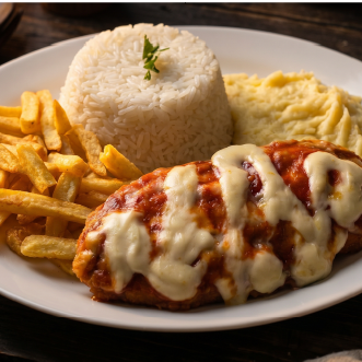 Filet de Frango marinado, empanado, molho ao sugo e cream cheese