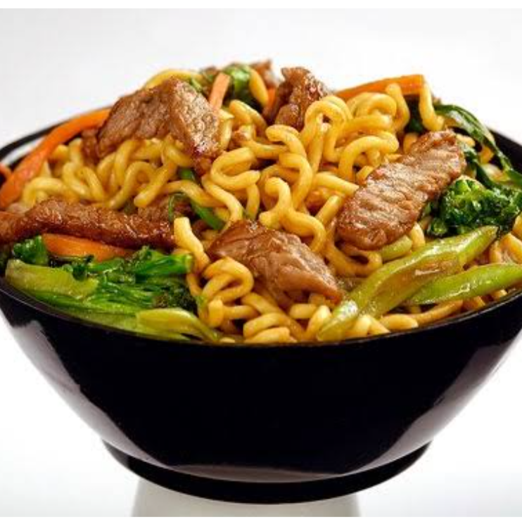 Yakisoba de Carne 🥩🍜 Macarrão oriental salteado na wok com tiras de carne bovina macia, legumes frescos — brócolis, cenoura, repolho, couve e cebola — e o autêntico molho oriental da casa. Um prato suculento, cheio de sabor e tradição em cada detalhe! 🔥🥢