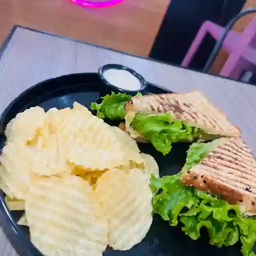 Sándwich de Pechuga de Pollo A La Plancha