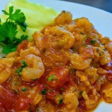 Um delicioso filé de peixe a milanesa com molho de camarão acompanhado de arroz branco, purê de batatas e pirão . (Grátis refrigerante 2 litros. Obs.: Kuat ou sukita (envio conforme disponibilidade).