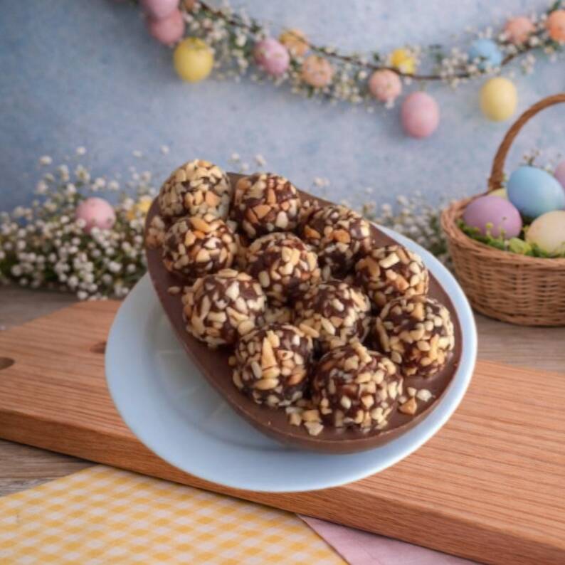Brigadeiro Crocante Tablet sabor chocolate ao leite cravejado com brigadeiros cobertos com amendoim.