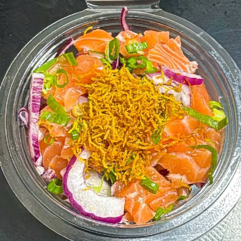 Salmão cortado em cubos temperado, Azeite e molho a parte a gosto. ( aprox. 300g)
