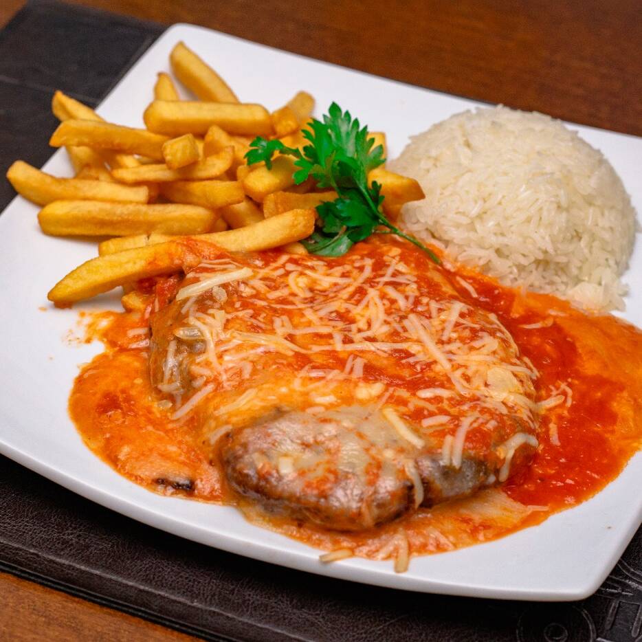 Acompanha arroz branco e fritas. Obs: Não fazemos trocas de ingredientes.