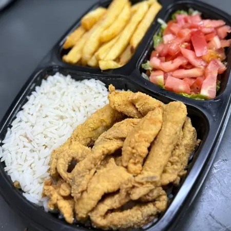 FILÉ DE TILÁPIA FRITO NA HORA, DOURADO E CROCANTE, ACOMPANHADO DE ARROZ SOLTINHO, BATATA FRITA SEQUINHA E SALADA FRESCA