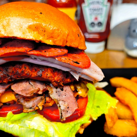 Hamburguesa Azteca con Papas a la Francesa