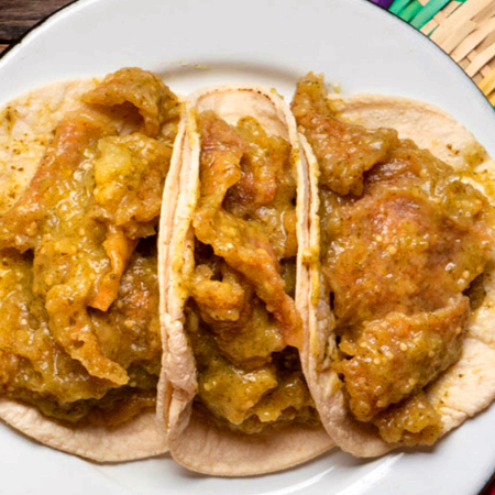 🐷 2 TACOS DE CHICHARRÓN EN SALSA VERDE