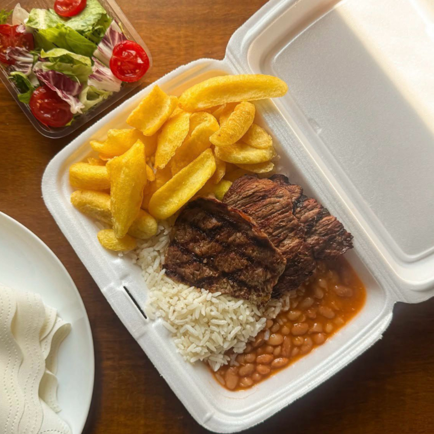Arroz, feijão, fritas e bife de boi.