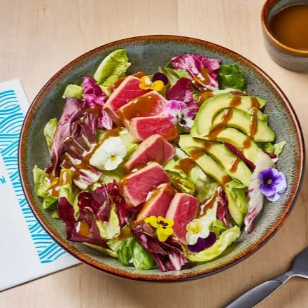 Ensalada Tuna Yuzu, Atun Sellado, Aguacate y Salsa
