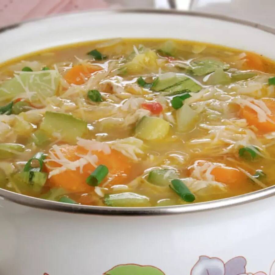 A clássica canja feita do jeito caseiro.
Caldo saboroso com arroz, legumes e frango desfiado, trazendo aquele gostinho de comida afetiva e aconchegante.
