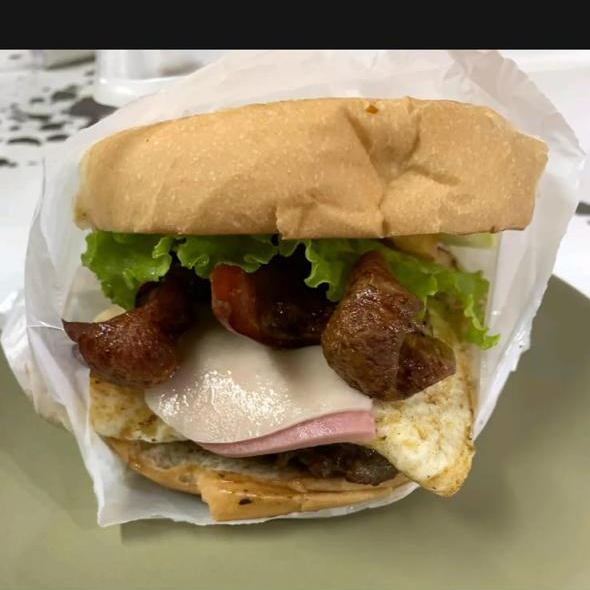 Pão bola, queijo, presunto, calabresa, carne, ovo e salada.