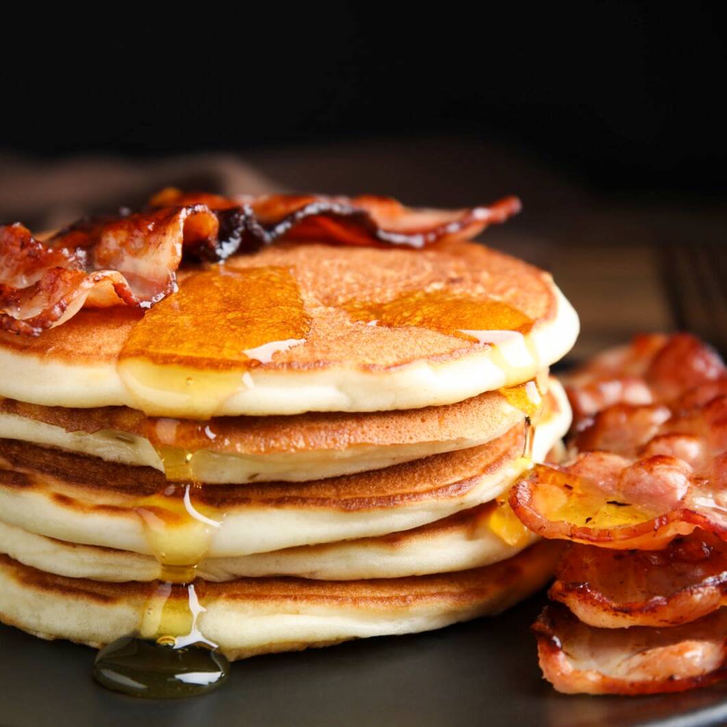 Tocino Crujiente y Hotcakes de Mantequilla