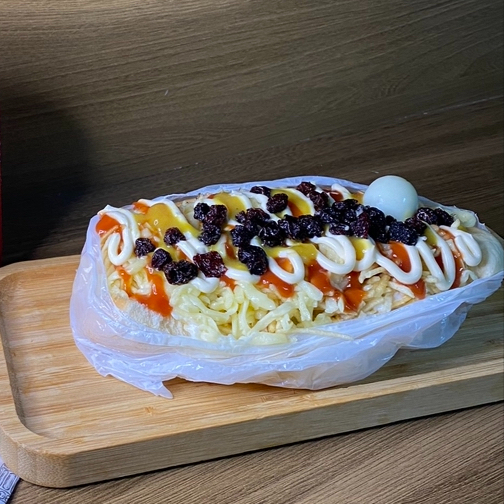 Acompanha: Pão, Linguiça, Molho, Milho, Ervilha, Maionese, Mostarda, Ketchup, Batata Palha, Queijo Mussarela, Passas e Ovo de Codorna.